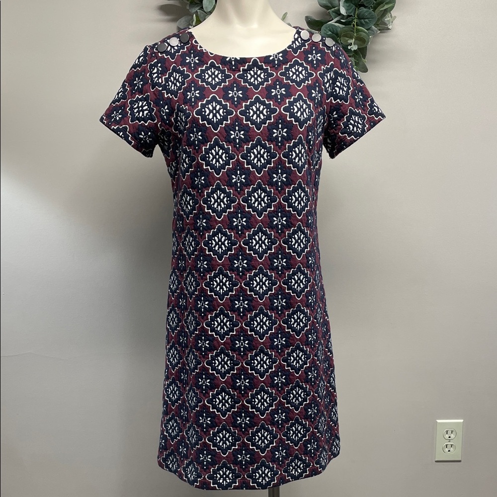 Loft Short Sleeve Medallion Jacquard Shoulder Button Shift Dress Burgundy Navy 4